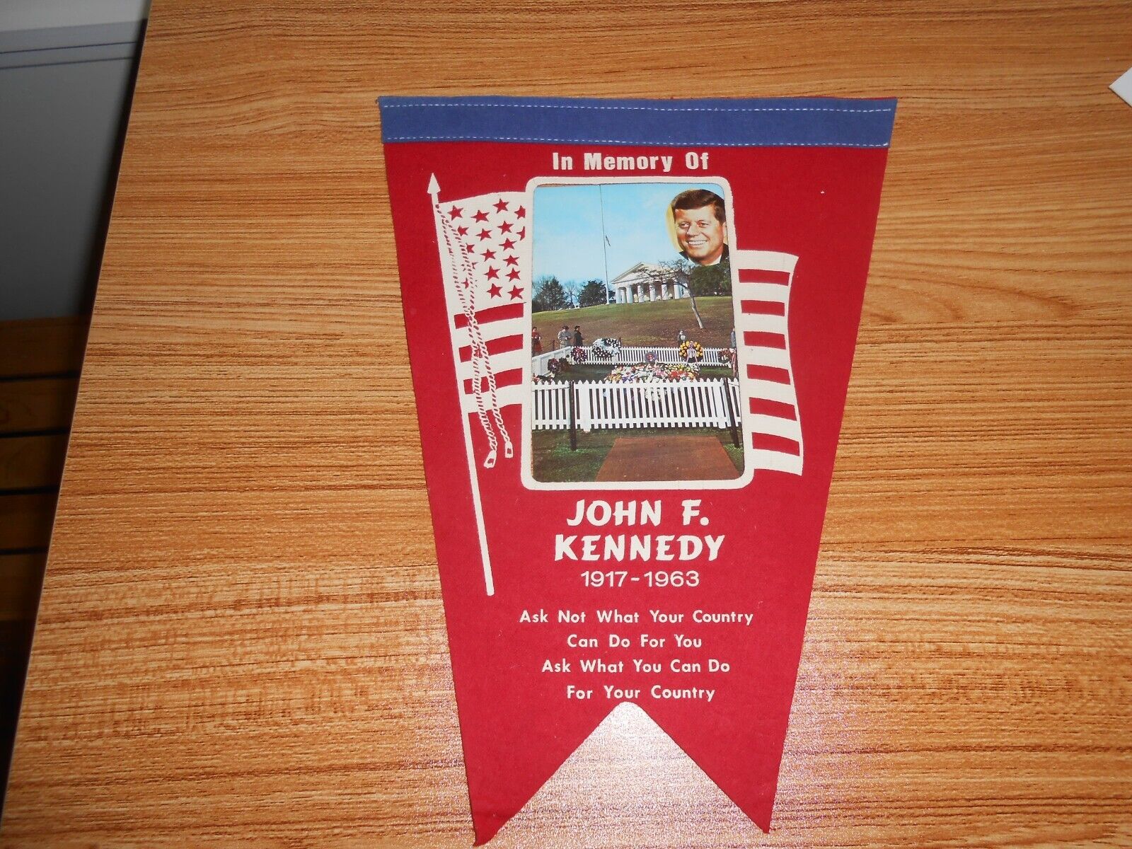 OLD VTG JOHN F. KENNEDY IN MEMORY OF PENNAT w/GRAVE SITE POST CARD