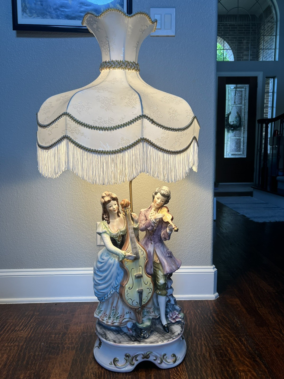 RATE EUC Large Vintage Capodimonte Porcelain Figural Lamp with beautiful shade 