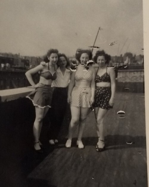 Photo Bronx, NY 1940s Pretty Women Rooftop Tar Beach Vtg New York City Girls #2 Photo Bronx, NY 1940s Pretty Women Rooftop Tar Beach Vtg New York City Girls #2