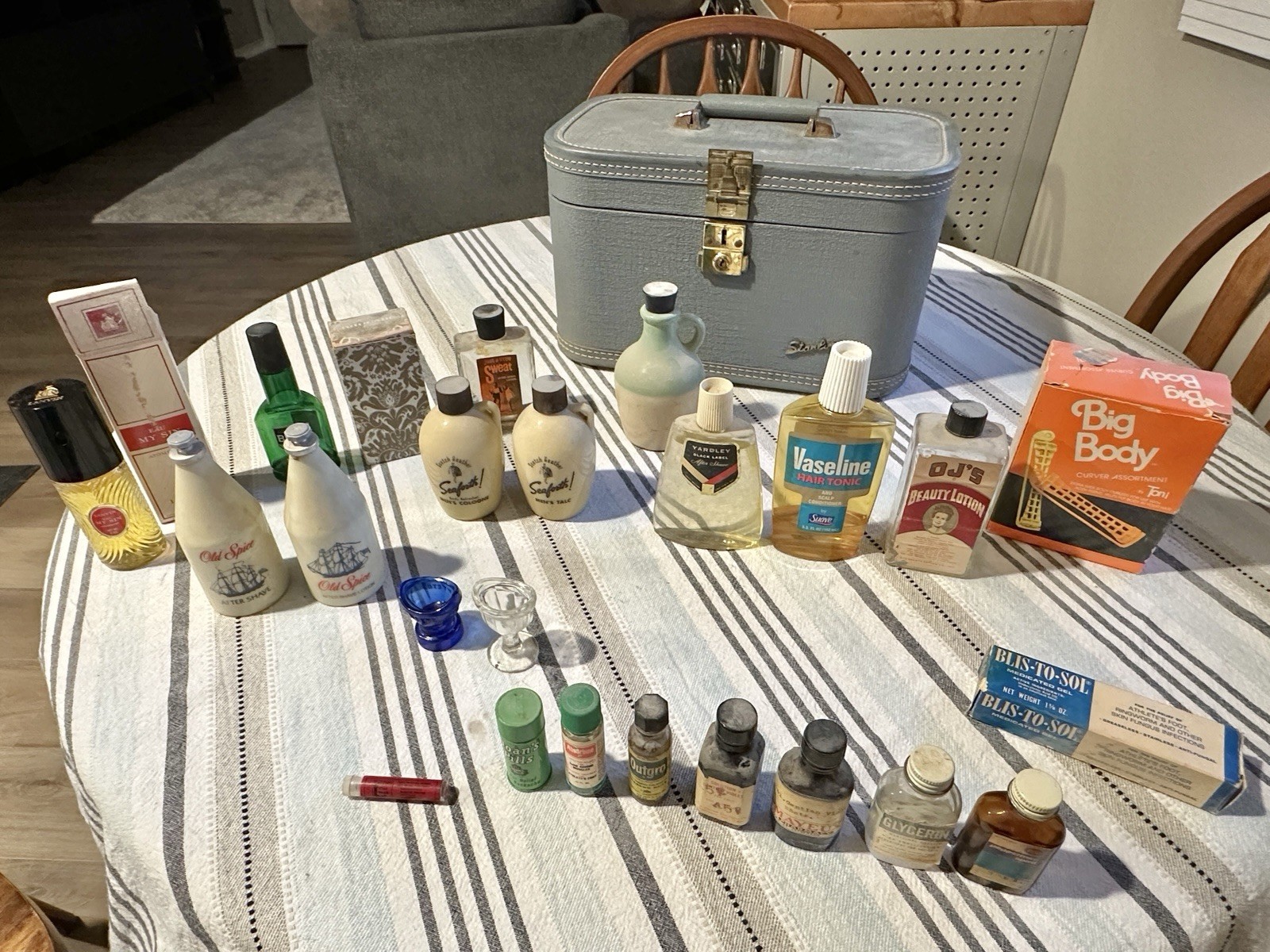 Huge Lot Of Vintage Beauty And Health in case Huge Lot Of Vintage Beauty And Health in case