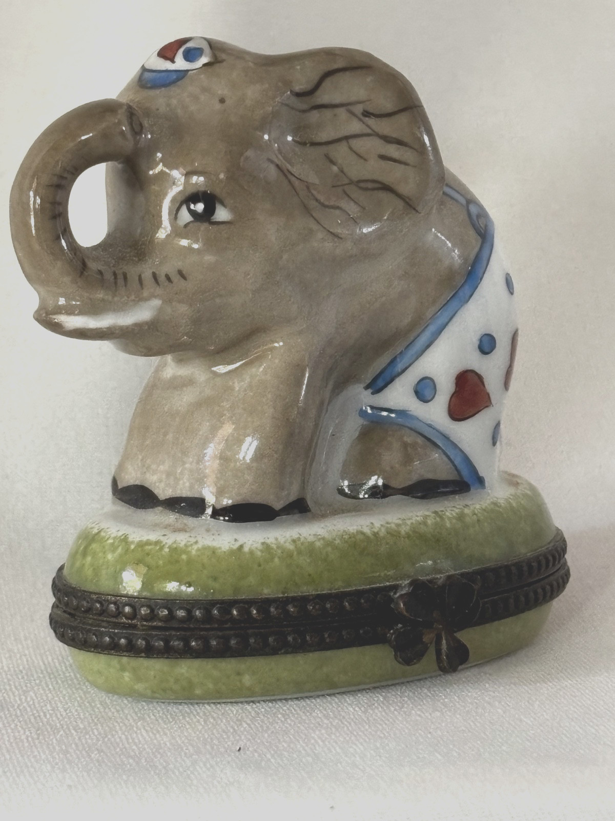 LIMOGES PEINT MAIN PORCELAIN HINGED ELEPHANT WITH HEARTS TRINKET BOX VINTAGE LIMOGES PEINT MAIN PORCELAIN HINGED ELEPHANT WITH HEARTS TRINKET BOX VINTAGE