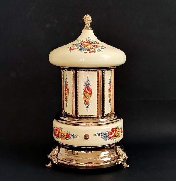 FINE ITALIAN MUSIC CAROUSEL WITH MECHANISED MOVING CIGARETTE DISPENSER FINE ITALIAN MUSIC CAROUSEL WITH MECHANISED MOVING CIGARETTE DISPENSER