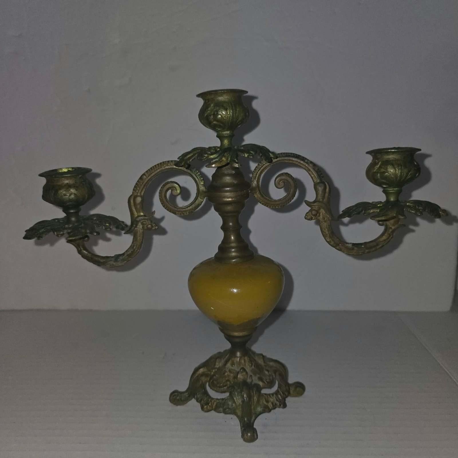 Vintage Ornate Brass 3‑Arm Candelabra – Decorative Antique Style Vintage Ornate Brass 3‑Arm Candelabra – Decorative Antique Style