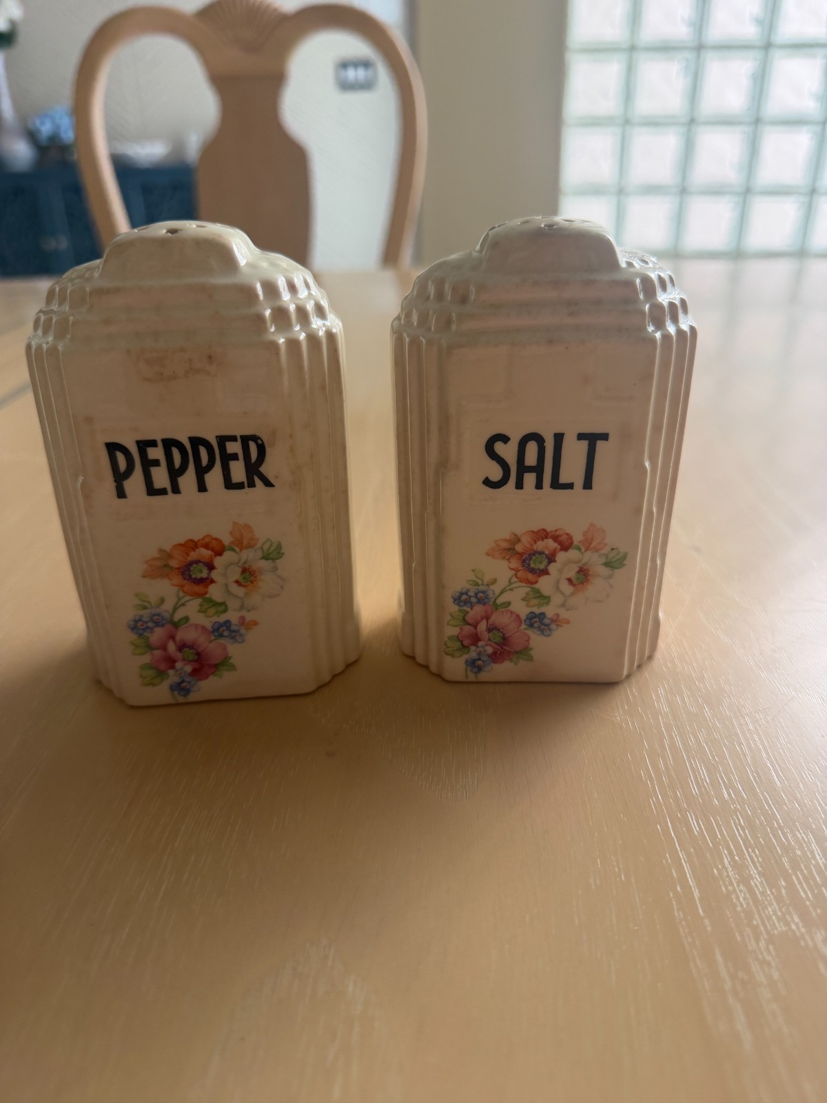 Vintage Art Deco Ceramic Floral Salt and Pepper Shakers (not marked) Vintage Art Deco Ceramic Floral Salt and Pepper Shakers (not marked)