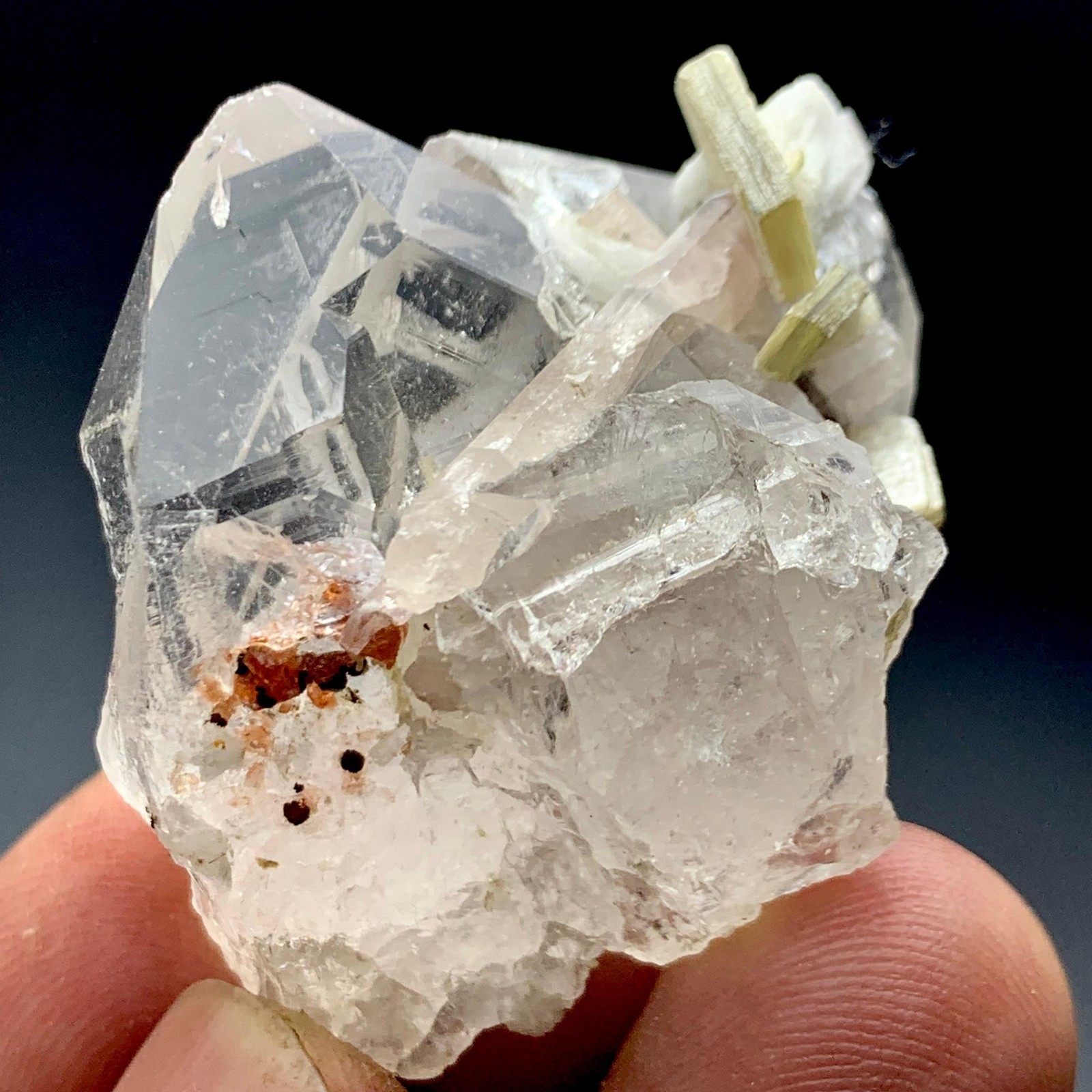 148 CT Terminated Natural Garnet Combine with Apatite Crystal with Mica on Quart 148 CT Terminated Natural Garnet Combine with Apatite Crystal with Mica on Quart