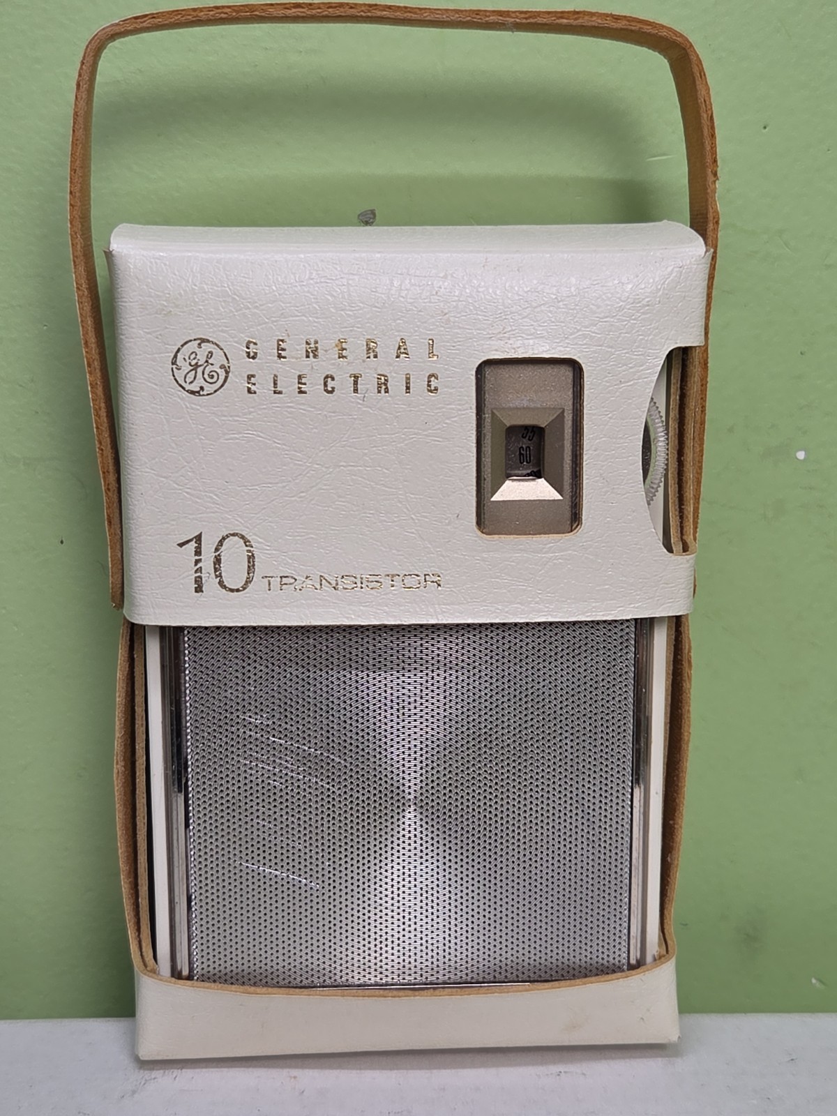 Vtg 1960's GE P1700A 10 Transistor AM Pocket Radio White Chrome TESTED WORKS W/ Vtg 1960's GE P1700A 10 Transistor AM Pocket Radio White Chrome TESTED WORKS W/