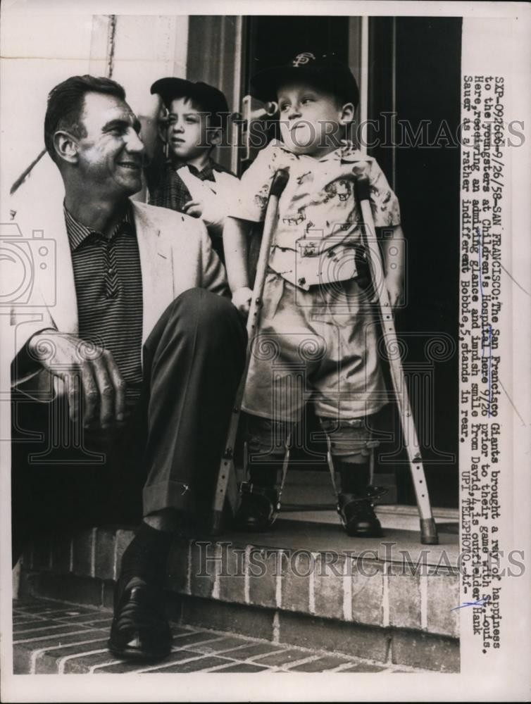 1958 Press Photo Giants Hank Sauer visits kids at Children's Hospital in SF
