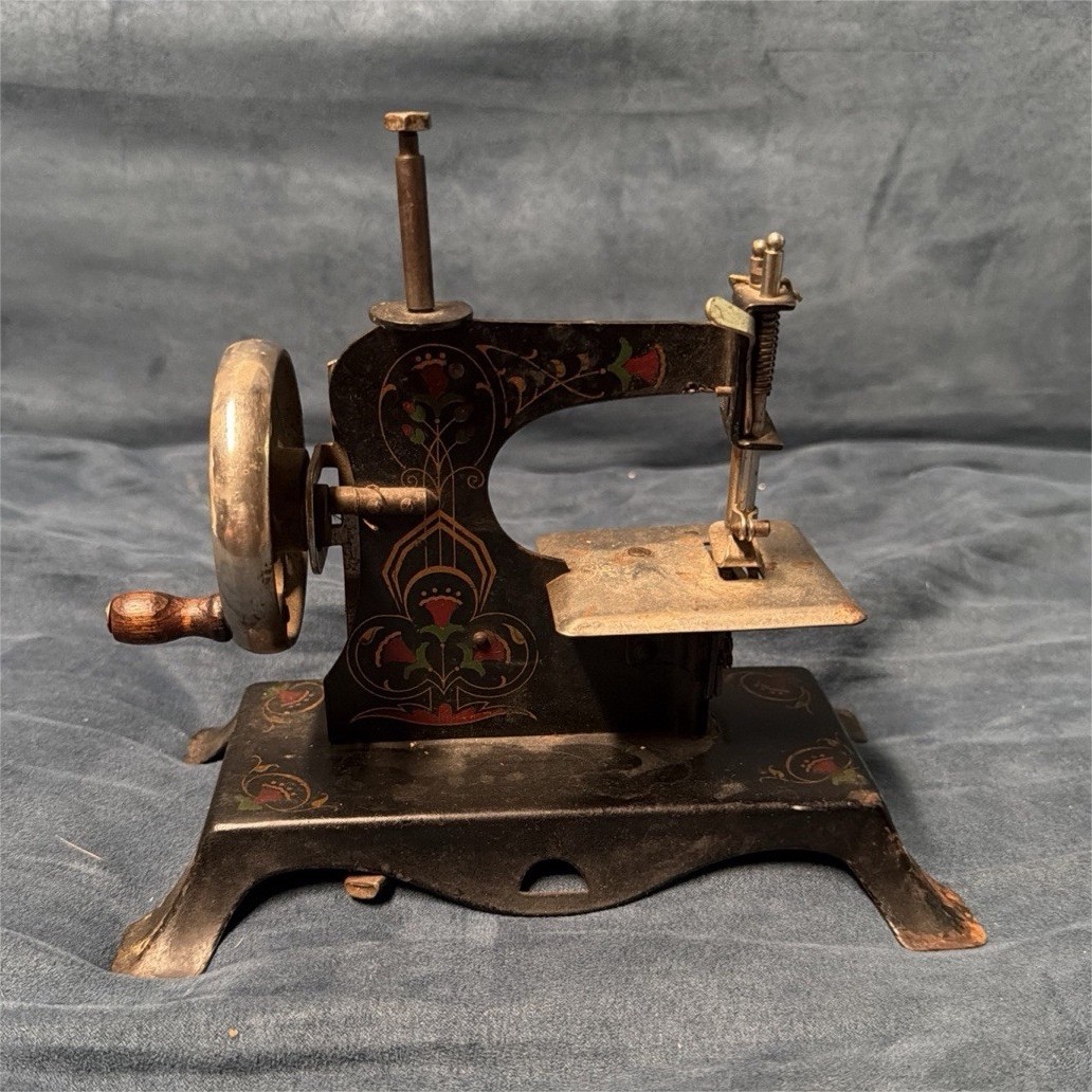 1930’s antique children’s sewing machine 1930’s antique children’s sewing machine