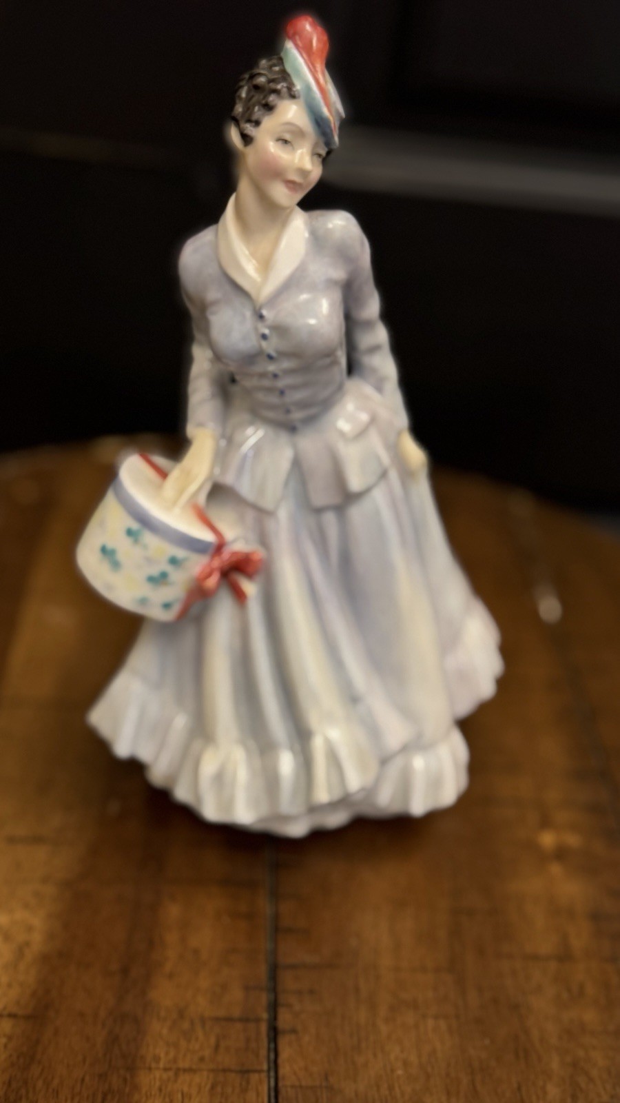 Vintage ROYAL DOULTON Figurine "MIDINETTE" # HN 2090 Vintage ROYAL DOULTON Figurine "MIDINETTE" # HN 2090