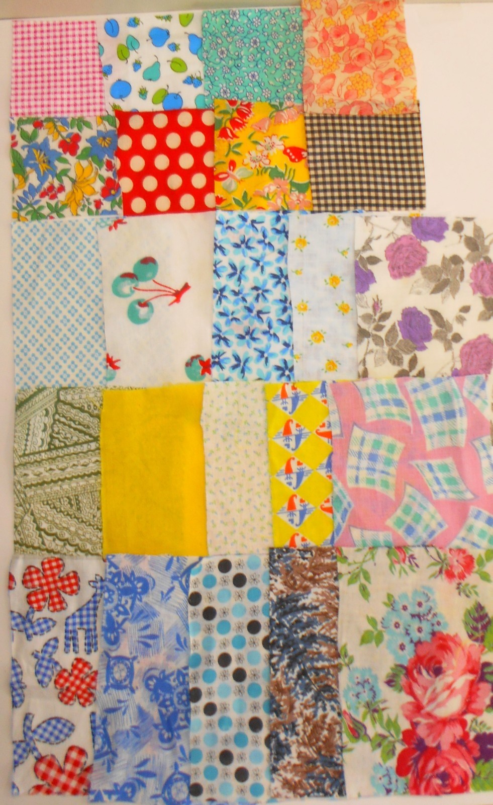 25 Vintage Feed Sack Fabric Pieces -No Duplicates- 15 @ 4 1/2"x6 1/2" - 10@ 3x3" 25 Vintage Feed Sack Fabric Pieces -No Duplicates- 15 @ 4 1/2"x6 1/2" - 10@ 3x3"