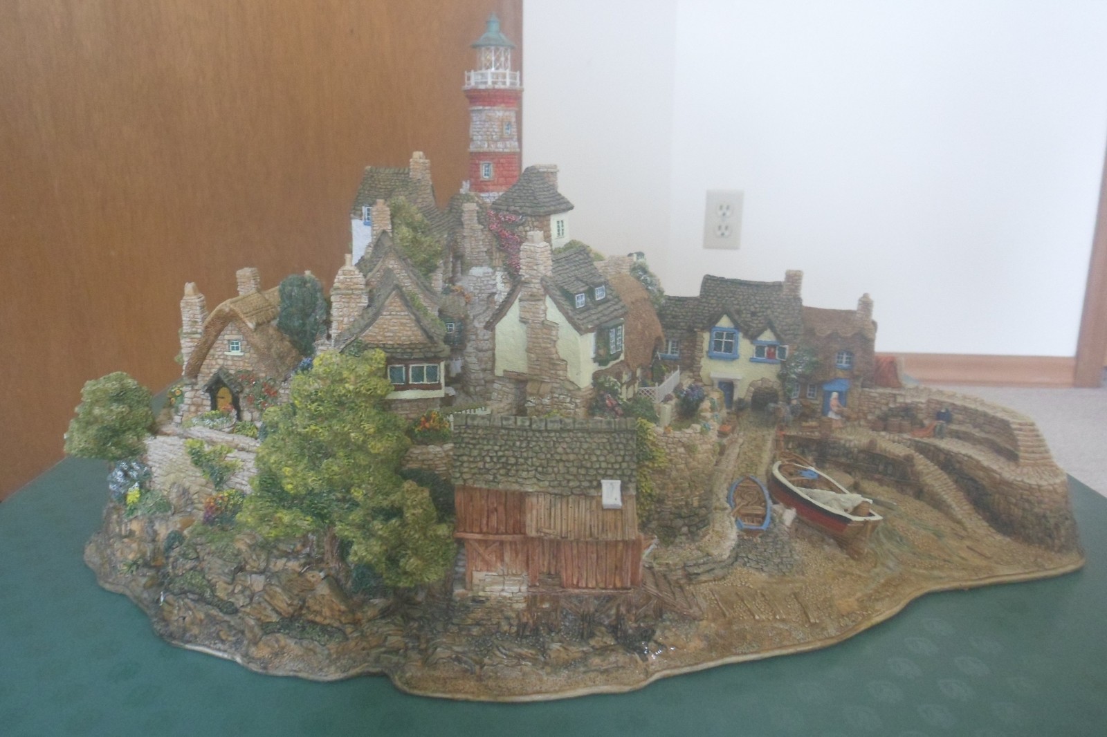 Lilliput Lane Out of the Storm Limited Edition 2148/3000 with COA & box