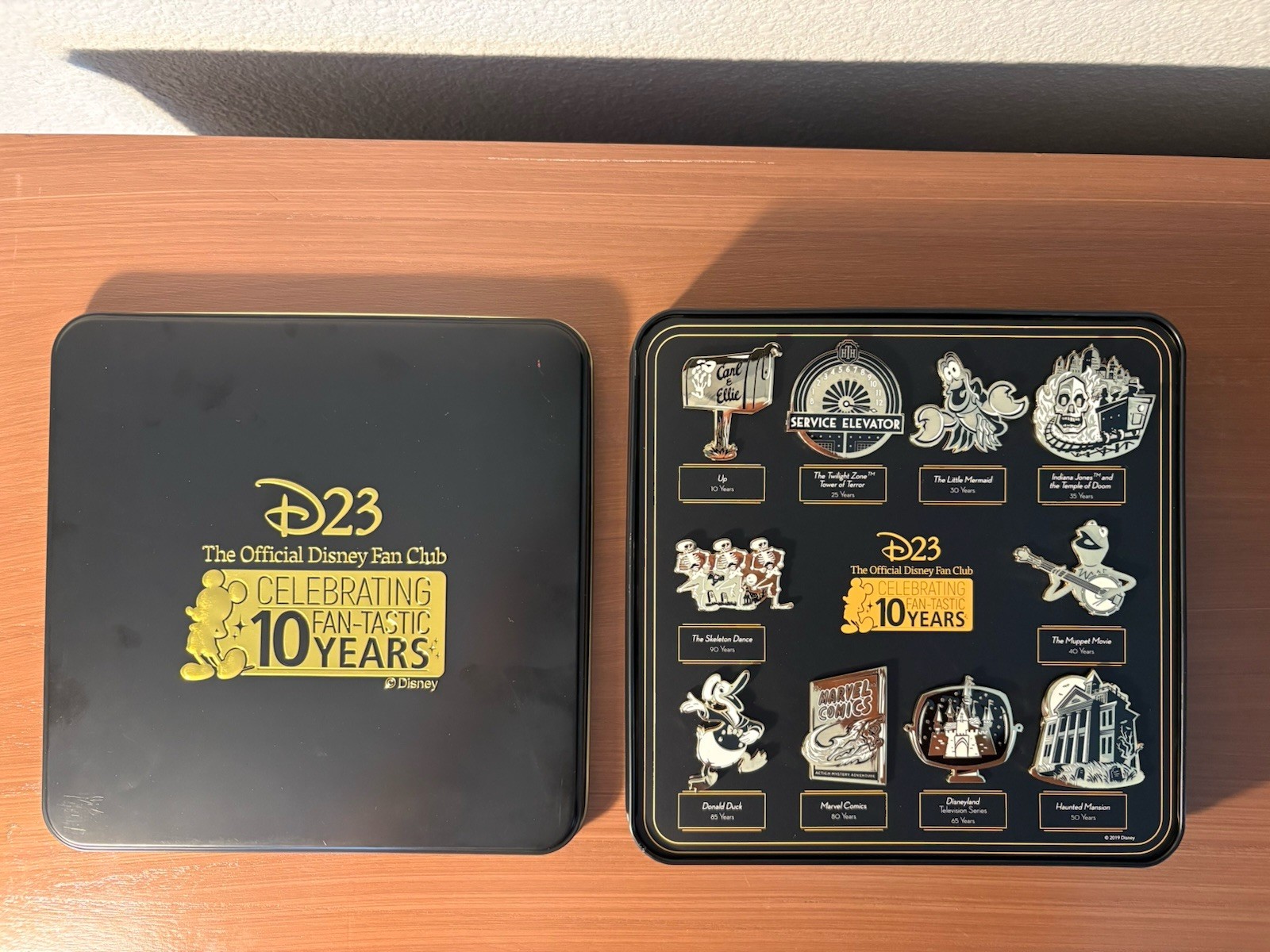 D23 Official Disney Fan Club 10 Fan-Tastic Years Gold Pin Set Box Tin Celebrate D23 Official Disney Fan Club 10 Fan-Tastic Years Gold Pin Set Box Tin Celebrate