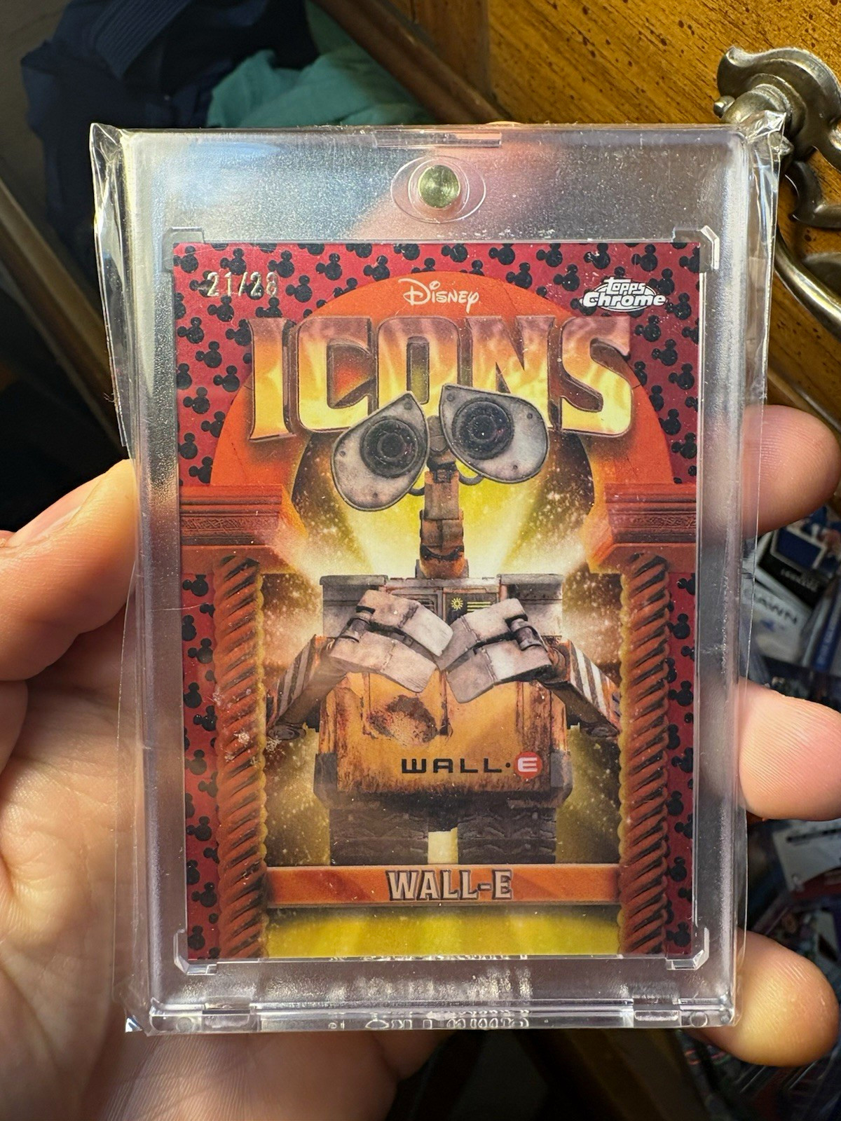 2025 Topps Chrome Disney Icons WALL‑E /28 red and black