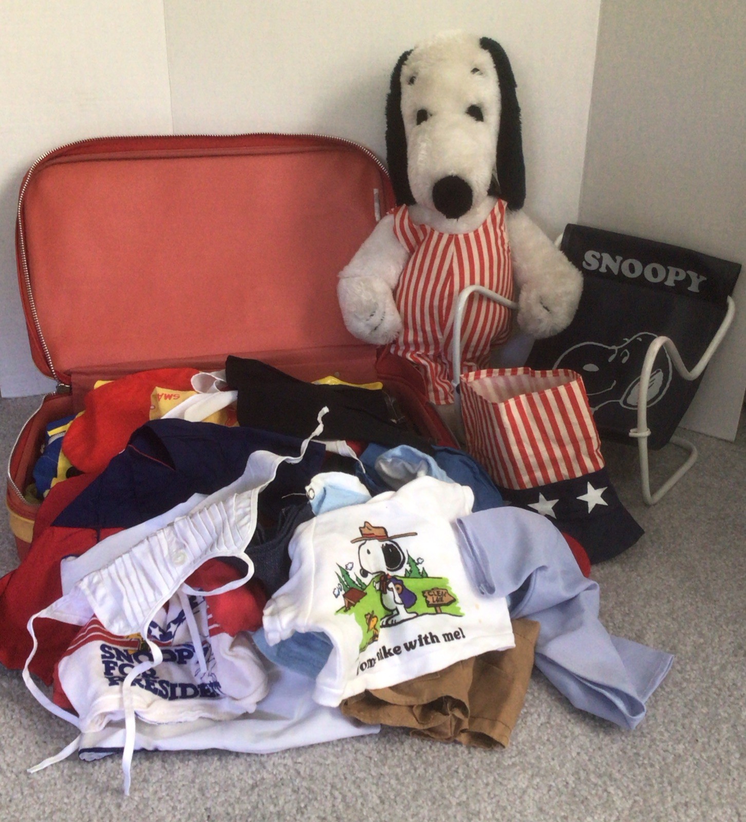VTG 1968 SNOOPY PLUSH 21”; SUITCASE, 14+ OUTFITS & ACCESSORIES, CHAIR, LARGE LOT