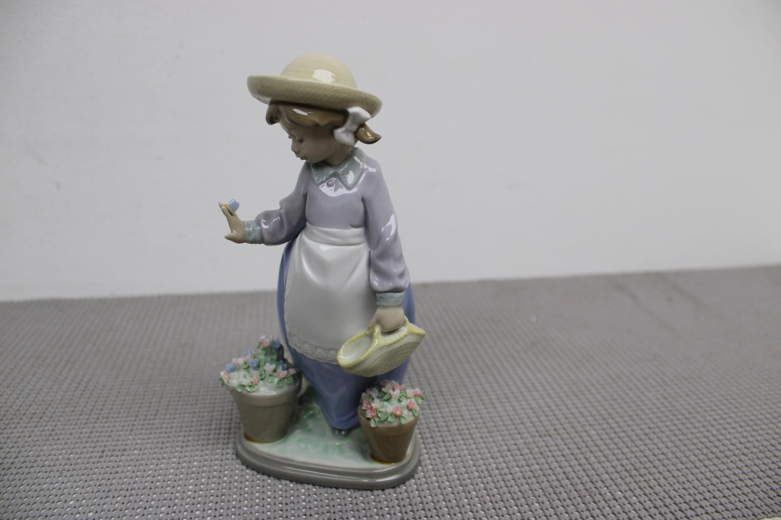 1988 Lladro Porcelain Hello Flowers Figurine 5543 Retired 1988 Lladro Porcelain Hello Flowers Figurine 5543 Retired