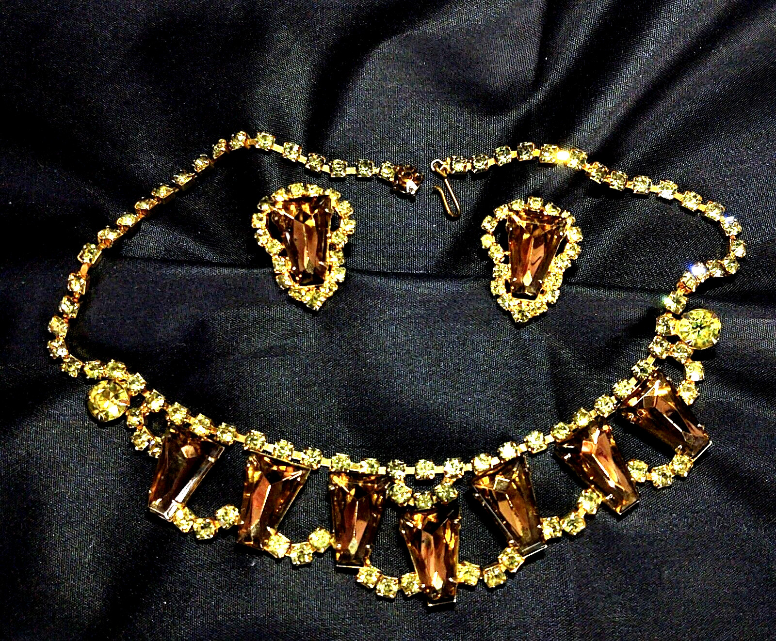 VINTAGE BEAUTIFUL AMBUR NECKLACE WITH MATCHING EARRINGS VINTAGE BEAUTIFUL AMBUR NECKLACE WITH MATCHING EARRINGS