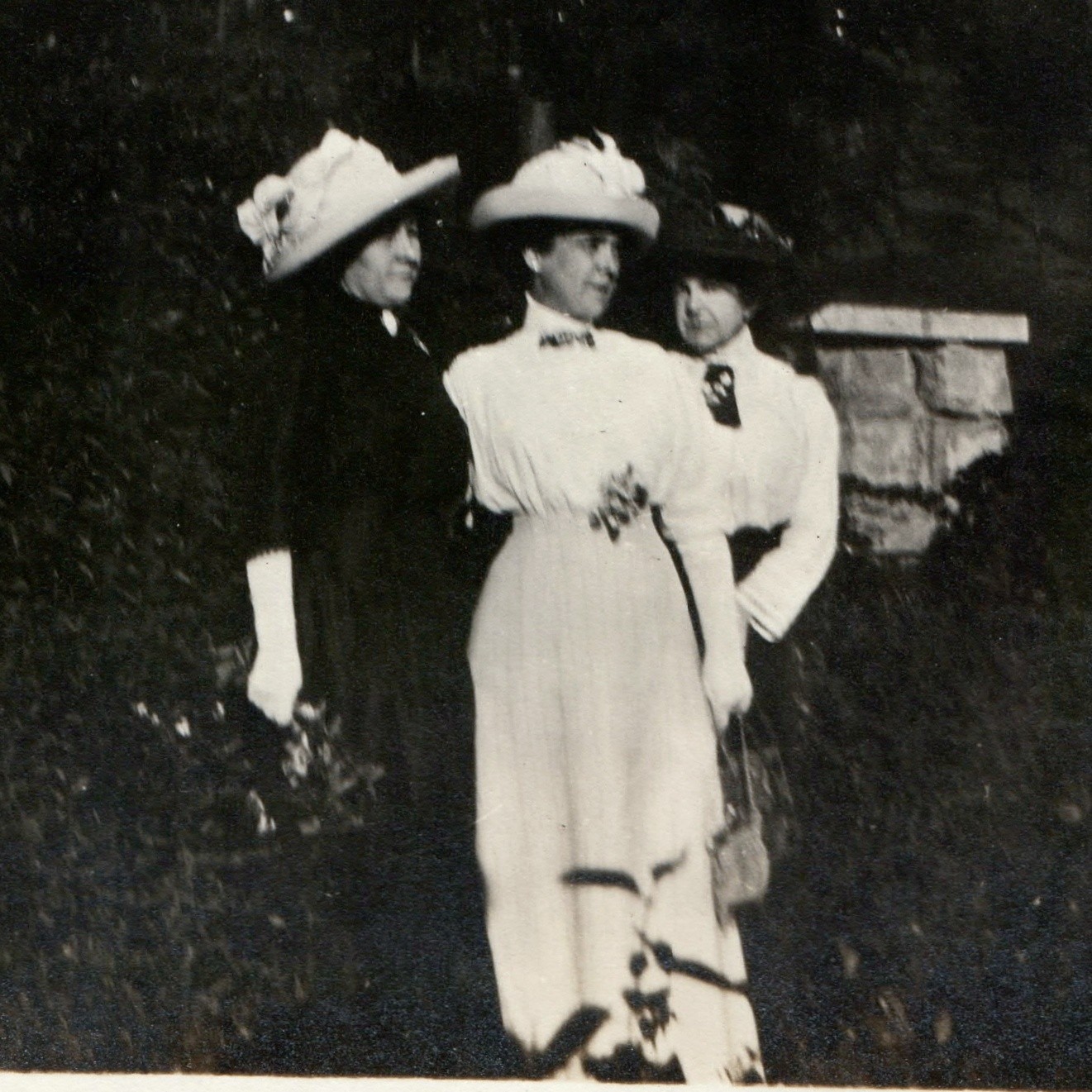 c1910s Edwardian Women Large Hats Fashion Snapshot Photo Park Garden Ladies Vtg