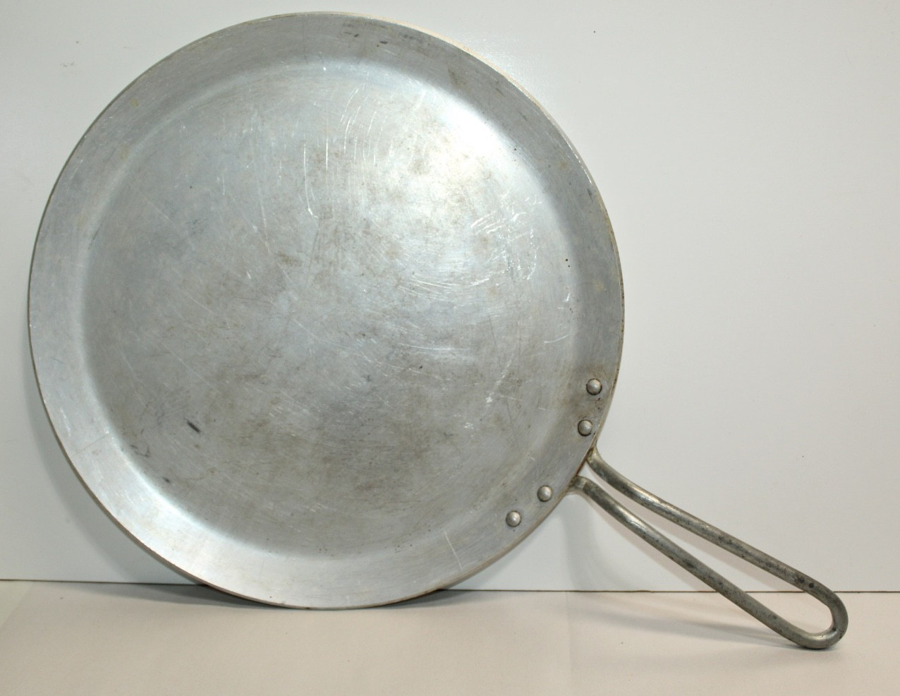 VINTAGE WEAR-EVER ROUND STOVE TOP ALUMINUM FLAT GRIDDLE PAN 12.5" D VINTAGE WEAR-EVER ROUND STOVE TOP ALUMINUM FLAT GRIDDLE PAN 12.5" D