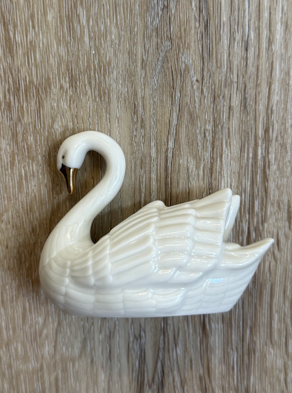 VTG Lenox Porcelain Swan Cake Topper / Card Holder Figurine With Gold Details VTG Lenox Porcelain Swan Cake Topper / Card Holder Figurine With Gold Details