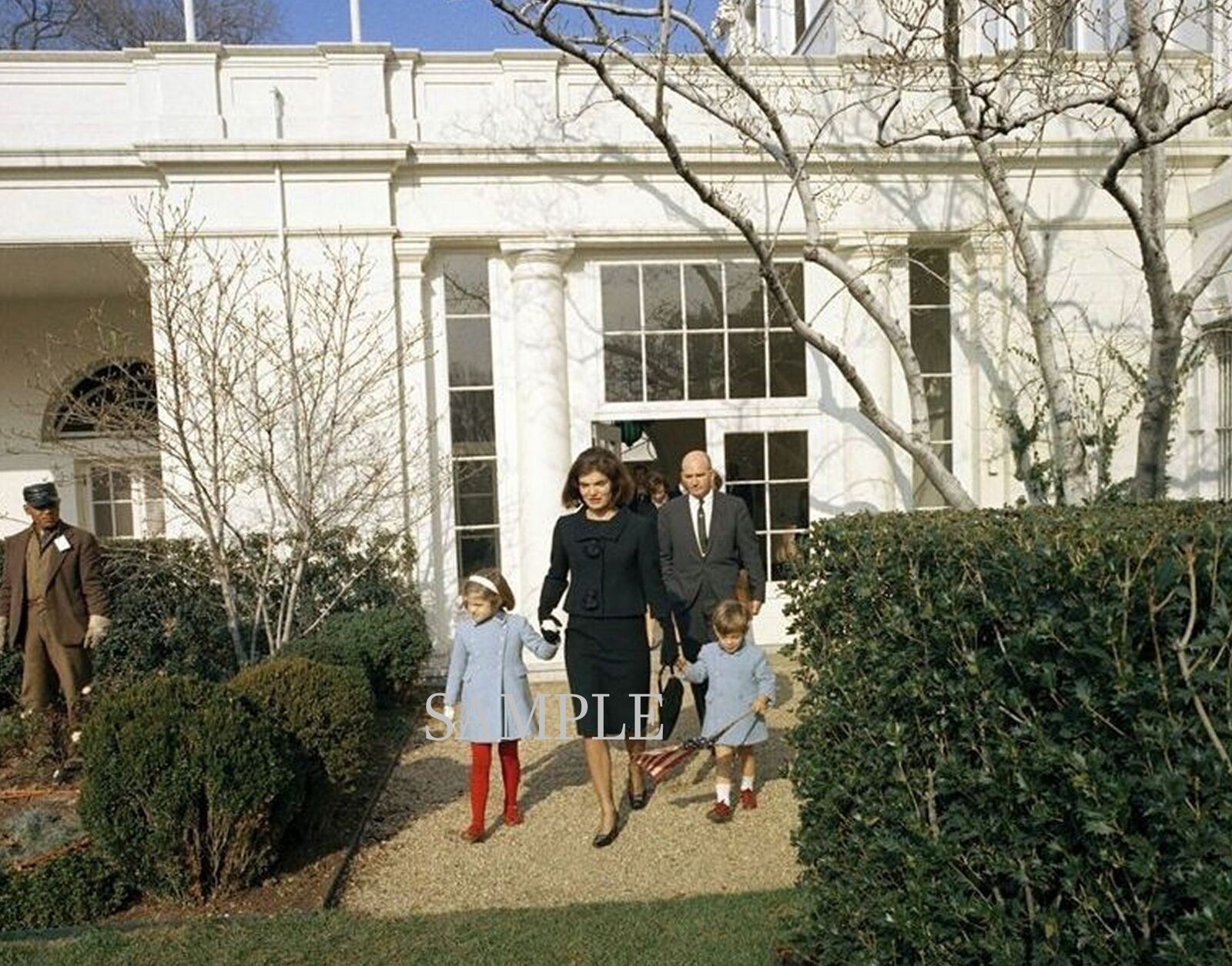 JACQUELINE KENNEDY DEPARTING THE WHITE HOUSE FOR THE LAST TIME Photo (163-G)
