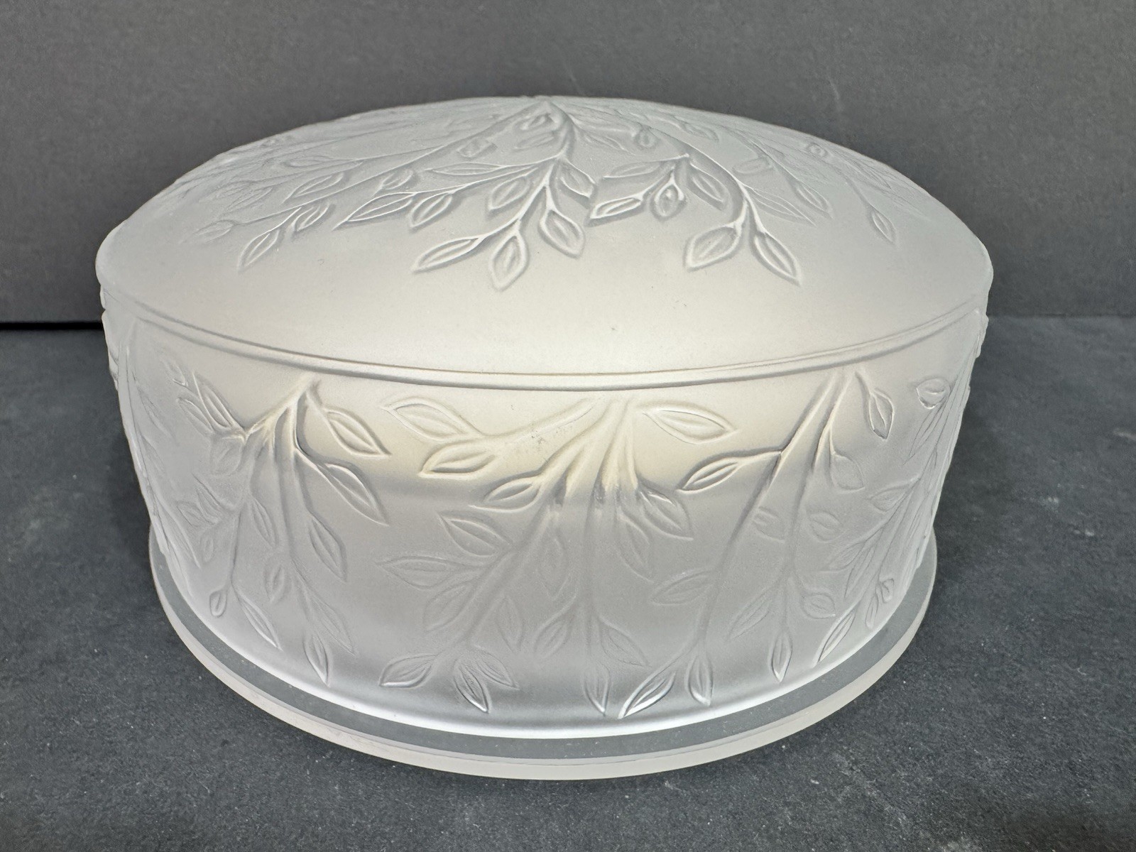 Lalique Crystal Chevrefeuille Powder Dresser Box Numbered Edition MINT Lalique Crystal Chevrefeuille Powder Dresser Box Numbered Edition MINT