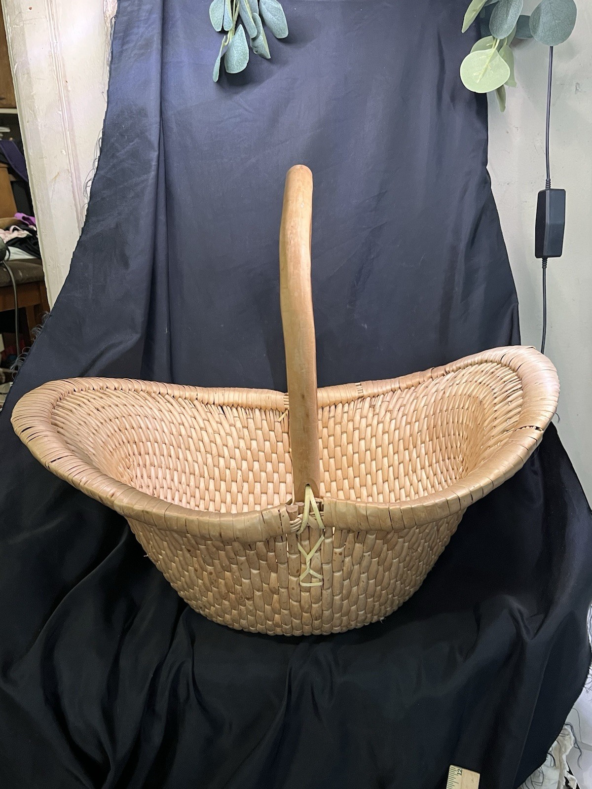 BEAUTIFUL HAND CRAFTED LARGE WILLOW BASKET 20.5 X 16 X 17” BEAUTIFUL HAND CRAFTED LARGE WILLOW BASKET 20.5 X 16 X 17”