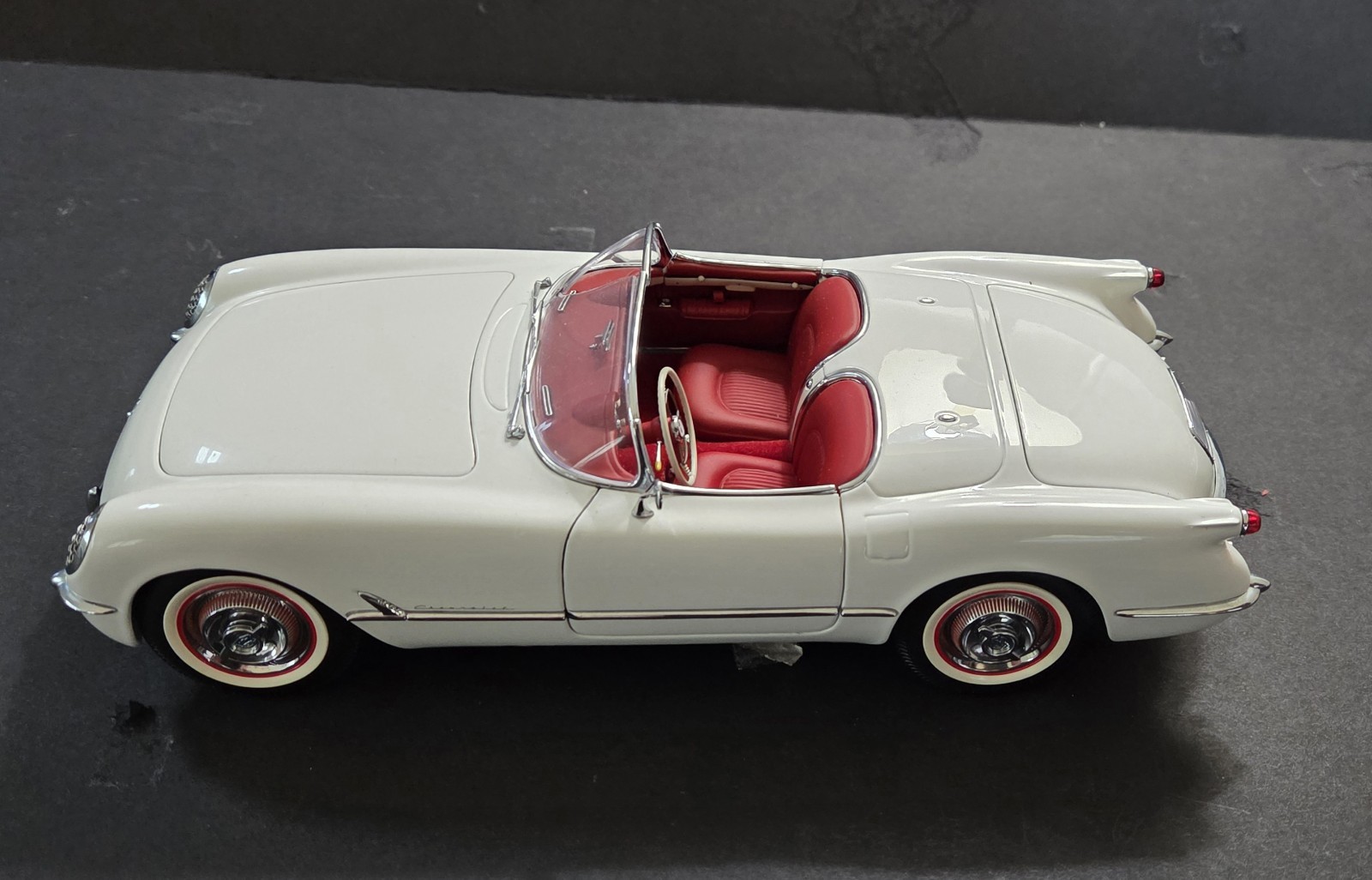 1/18 AUTOART 1953 Chevrolet Corvette White  *DAMAGED* Read Description 