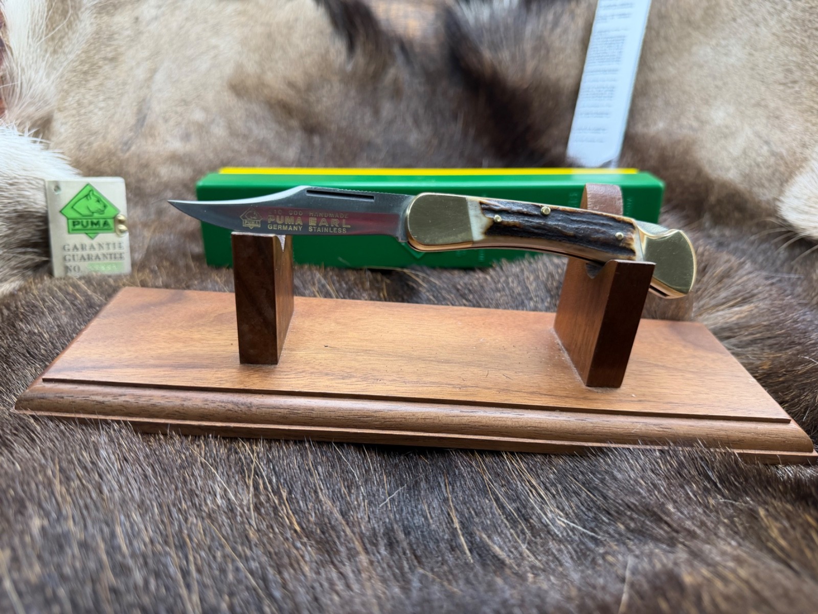 1989 Puma Earl Knife With Genuine Stag Handles Mint in Green / Yellow Box - "A" 1989 Puma Earl Knife With Genuine Stag Handles Mint in Green / Yellow Box - "A"