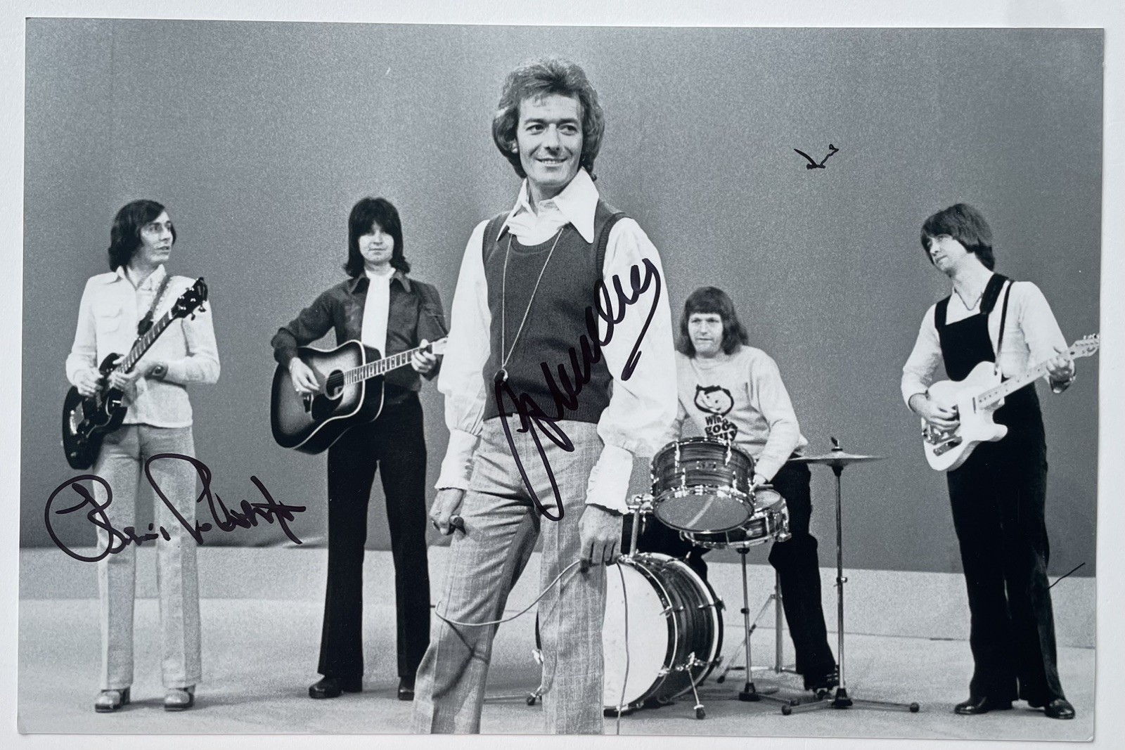 SIGNED THE HOLLIES ALLAN CLARKE BERNIE CALVERT 12x8 PHOTO RARE AUTHENTIC SIGNED THE HOLLIES ALLAN CLARKE BERNIE CALVERT 12x8 PHOTO RARE AUTHENTIC
