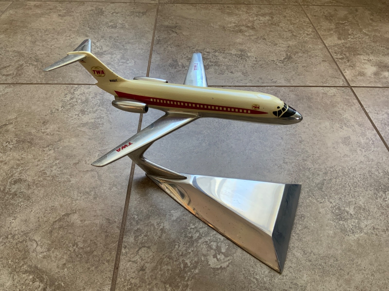 VTG 1906’s Riffe Models TWA McDonnell Douglas DC-9 Diecast - Made in KANSAS, US VTG 1906’s Riffe Models TWA McDonnell Douglas DC-9 Diecast - Made in KANSAS, US