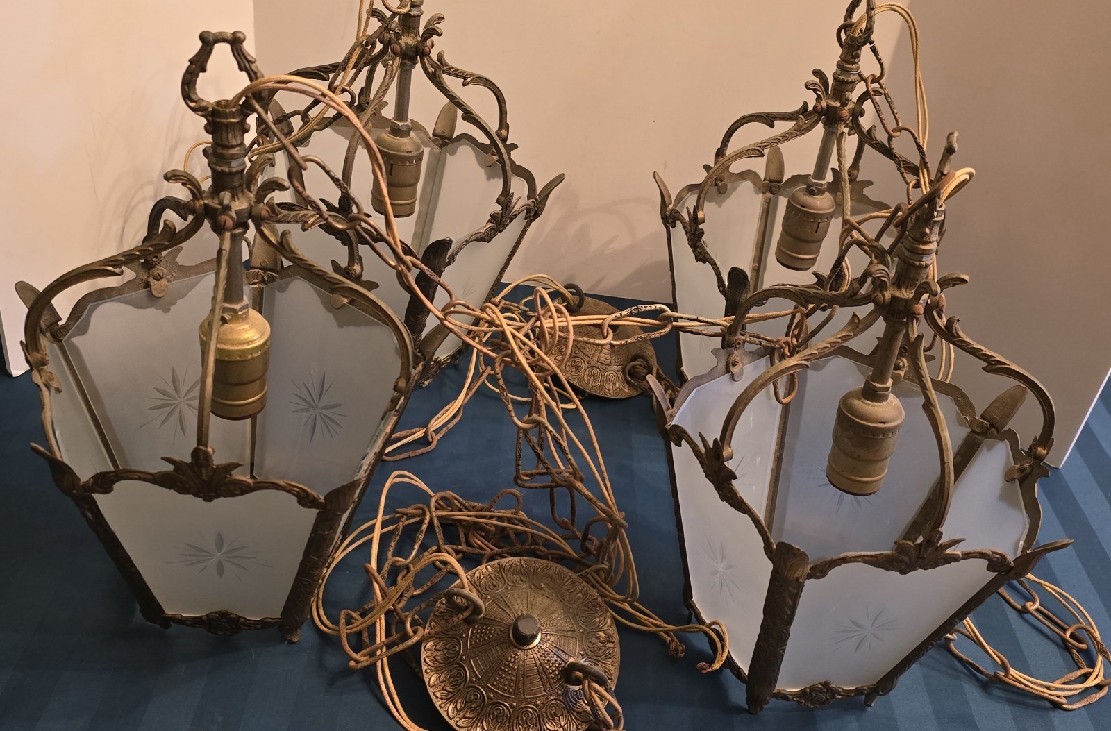 VINTAGE PAIR OF DUAL PENDANT LIGHTS VINTAGE PAIR OF DUAL PENDANT LIGHTS