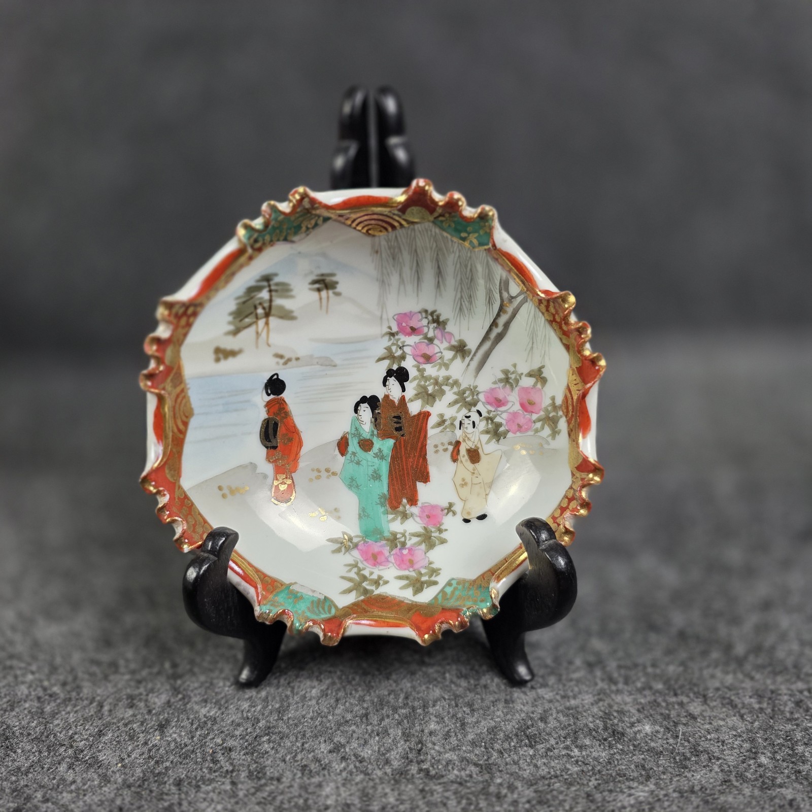 Vintage Japanese Satsuma Hand Painted Footed Dish Figures Gilt 5.5" Vintage Japanese Satsuma Hand Painted Footed Dish Figures Gilt 5.5"