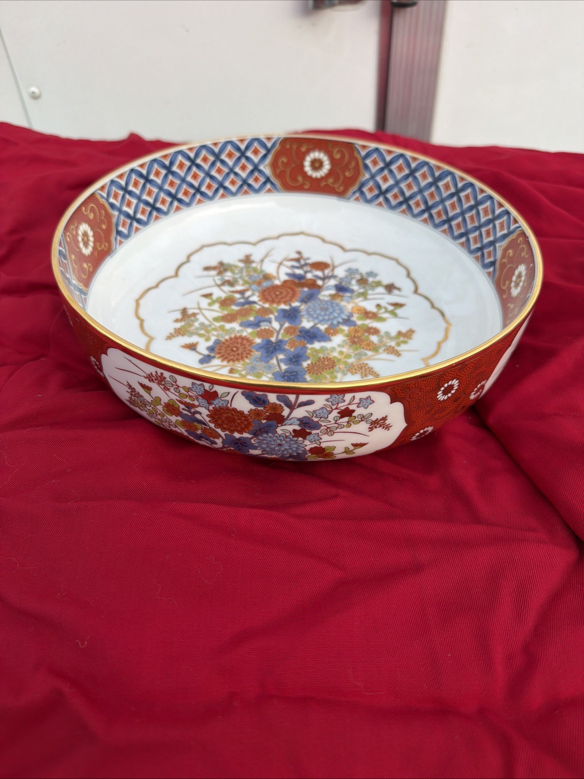 VINTAGE JAPANESE PORCELAIN SEDRVING BOWL IMARI-STYLE FLORAL PATTERN 10"