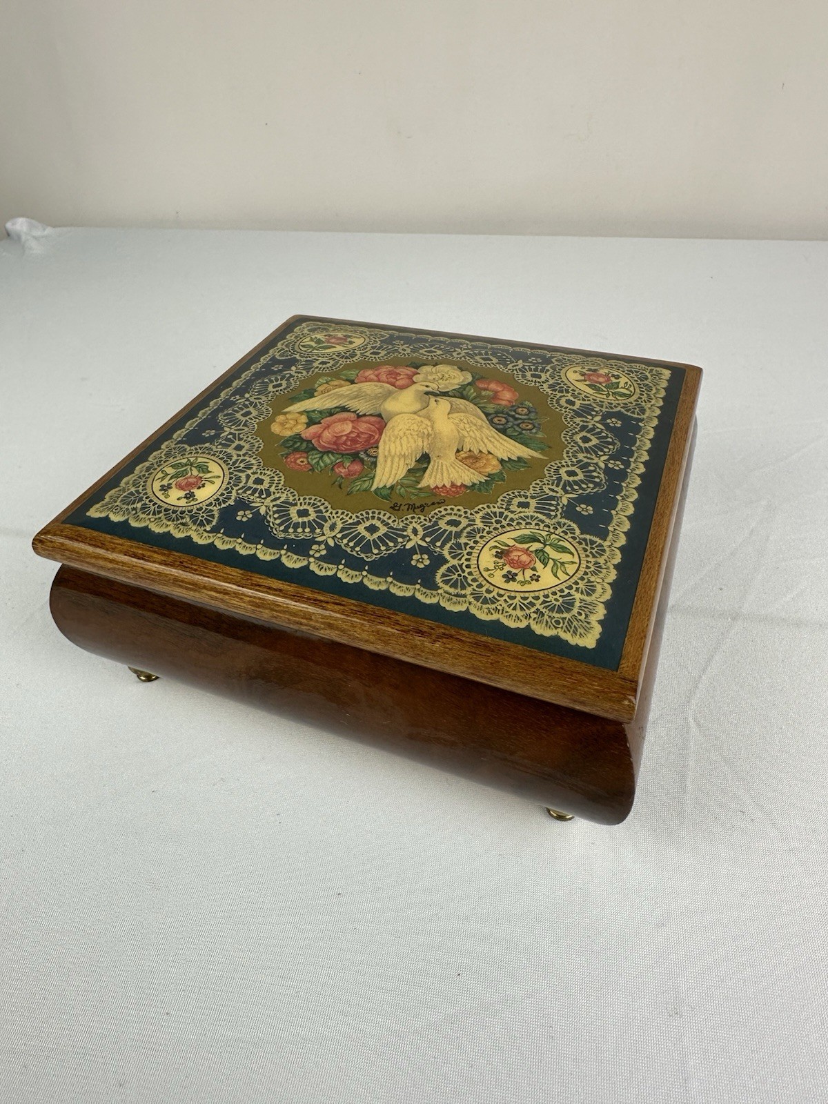 Vintage Heritage House Music Box Wood 6 inches MEMORY