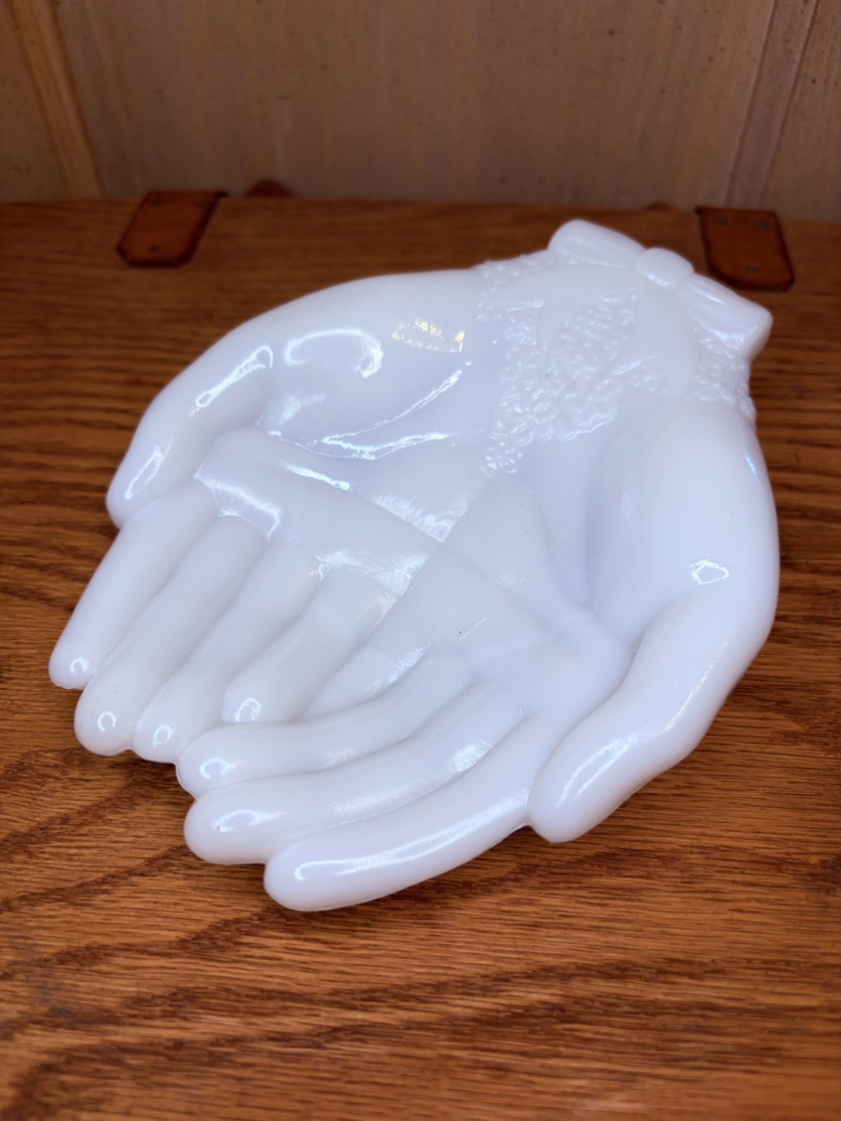 Vintage White Milk Glass Avon Open Hands Dish Trinket Jewelry Praying Vintage White Milk Glass Avon Open Hands Dish Trinket Jewelry Praying