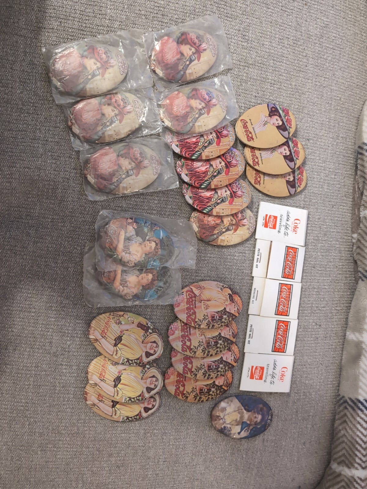 VINTAGE 1973 COCA COLA POCKET PURSE MAKEUP MIRROR 22pc w/ 5 Coca-Cola Travel Kit VINTAGE 1973 COCA COLA POCKET PURSE MAKEUP MIRROR 22pc w/ 5 Coca-Cola Travel Kit