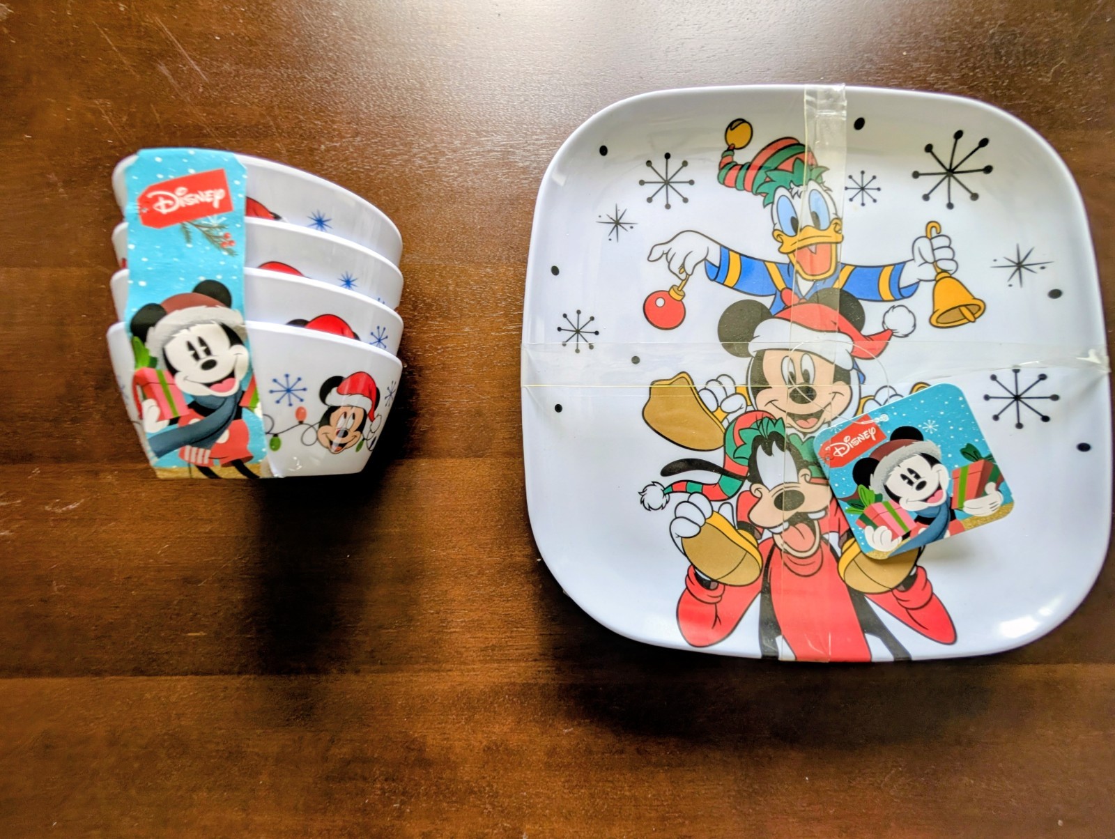 Disney Mickey & Friends Christmas Melamine 8pc Set 4 Plates 4 Bowls New Zrike Disney Mickey & Friends Christmas Melamine 8pc Set 4 Plates 4 Bowls New Zrike
