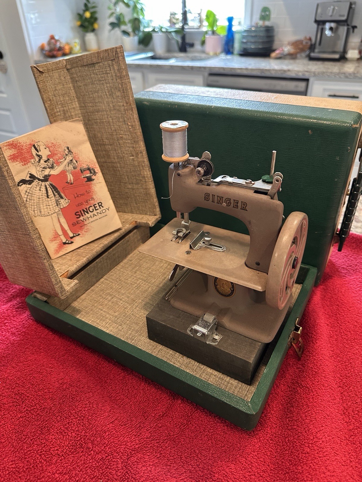 VINTAGE CIRCA 1950 CHILDS BEIGE SINGER SEWING MACHINE MODEL 20 SEWHANDY VINTAGE CIRCA 1950 CHILDS BEIGE SINGER SEWING MACHINE MODEL 20 SEWHANDY
