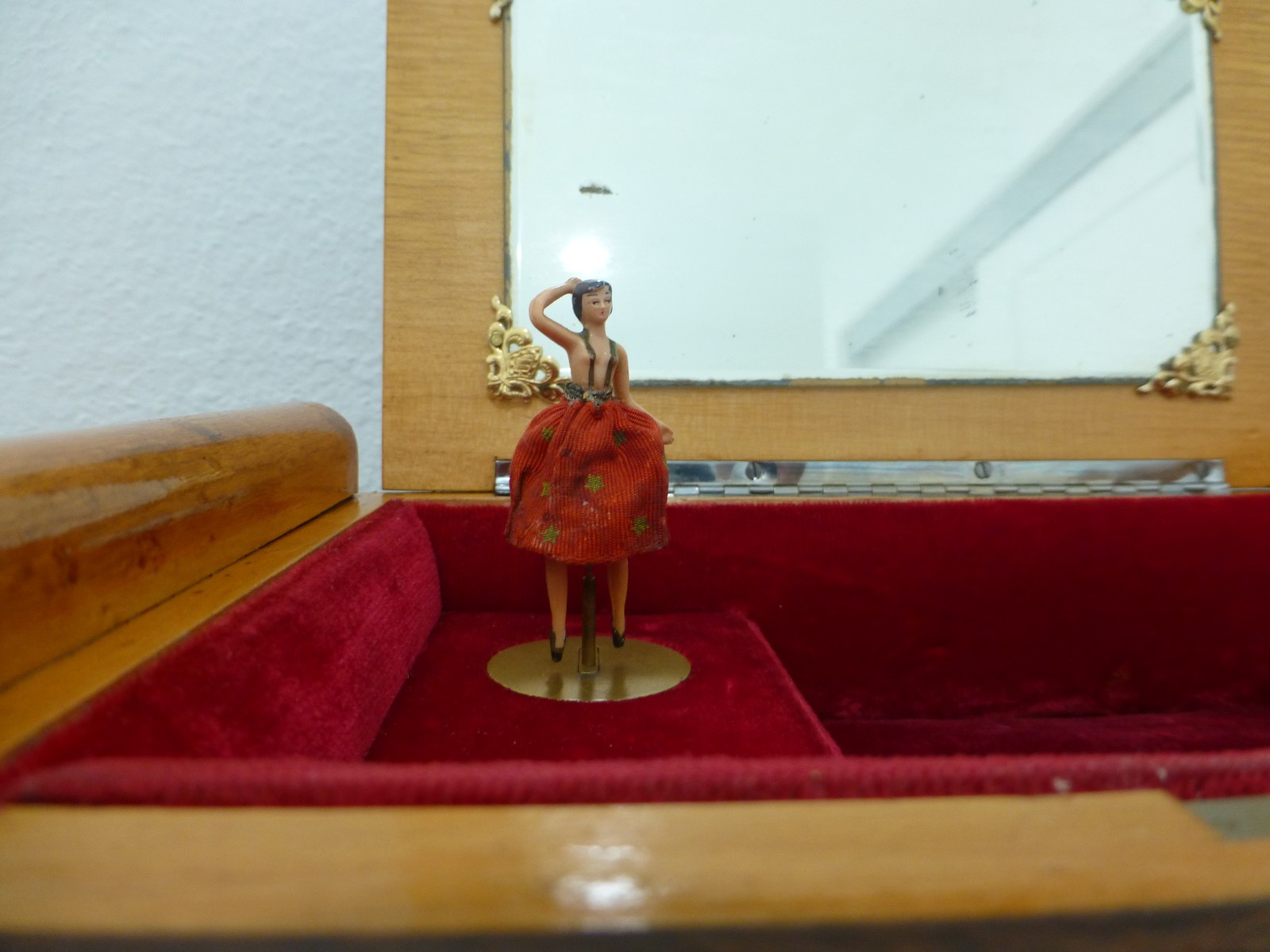 VINTAGE REUGE DANCING BALLERINA MUSIC JEWELRY BOX WONDEFUL WORKING (WATCH VIDEO) VINTAGE REUGE DANCING BALLERINA MUSIC JEWELRY BOX WONDEFUL WORKING (WATCH VIDEO)