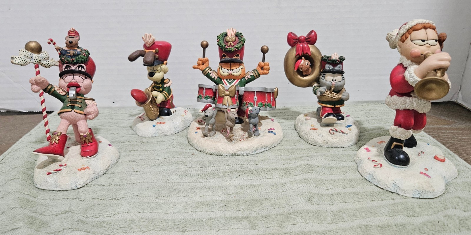 Garfield Christmas Band 5-Piece Figurine Set Resin Painted Multicolor Indoor Garfield Christmas Band 5-Piece Figurine Set Resin Painted Multicolor Indoor