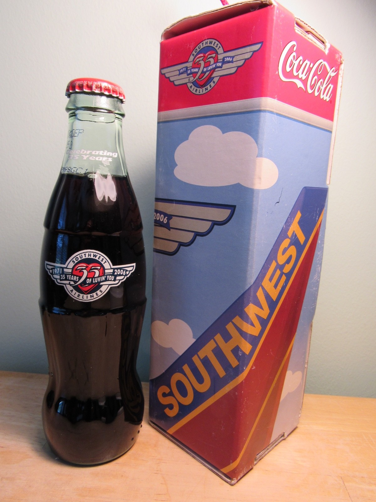 SOUTHWEST AIRLINES - Coca Cola Bottle - w/ box "35 Years of Luv" 1971-2006 SOUTHWEST AIRLINES - Coca Cola Bottle - w/ box "35 Years of Luv" 1971-2006