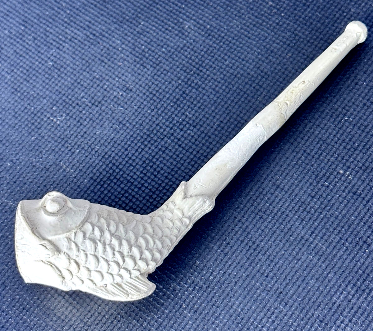 Antique White Clay Tavern Tobacco Pipe Fish Theme / Late 19th Century Antique White Clay Tavern Tobacco Pipe Fish Theme / Late 19th Century