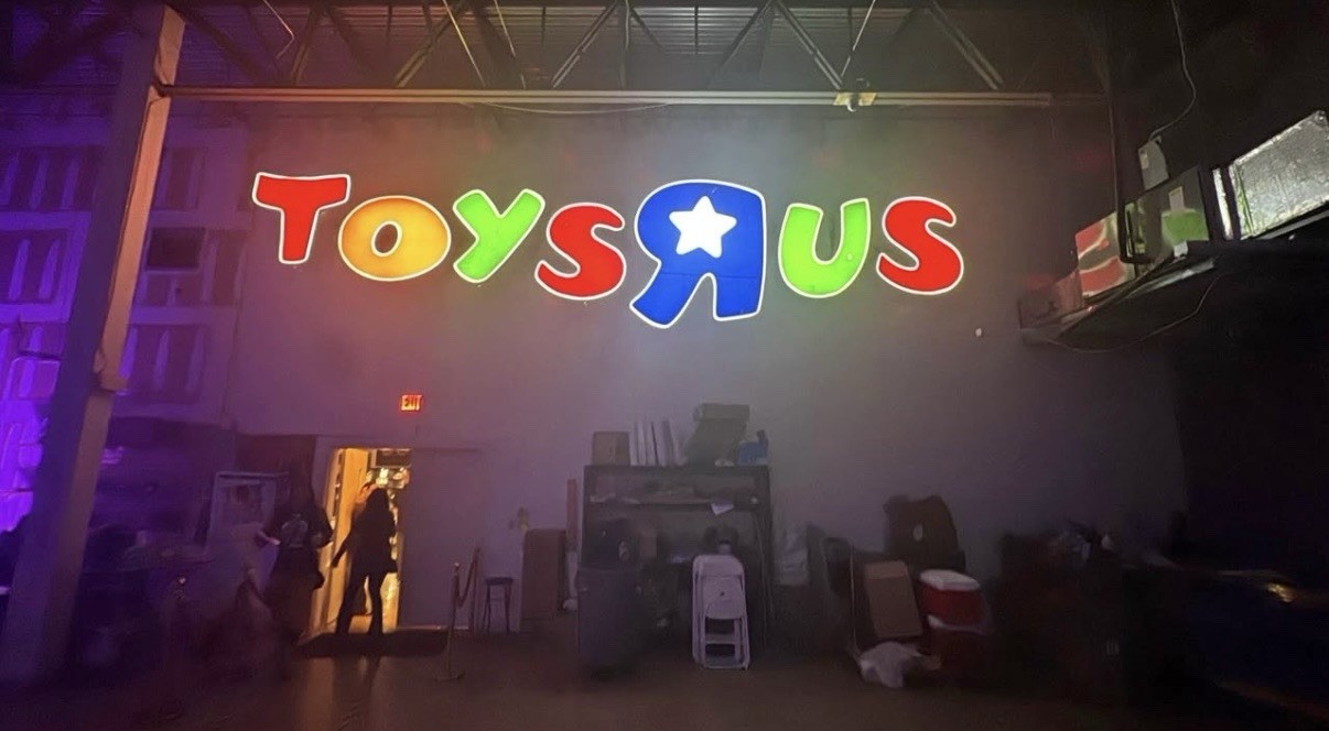 ORIGINAL TOYS R US Store Sign Lighted Retail Exterior Display Vintage 2007-Close