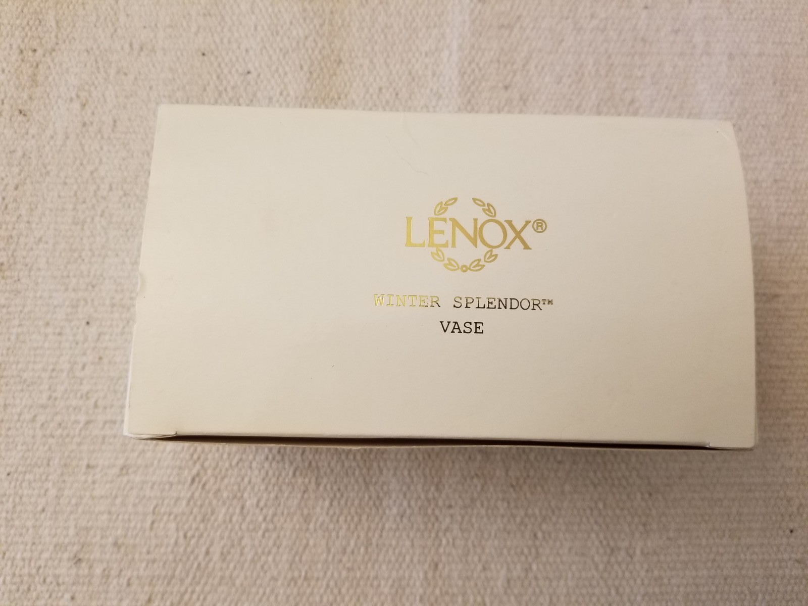 Lenox Winter Splendor Vase & Mikasa Ruffles Basket Lenox Winter Splendor Vase & Mikasa Ruffles Basket