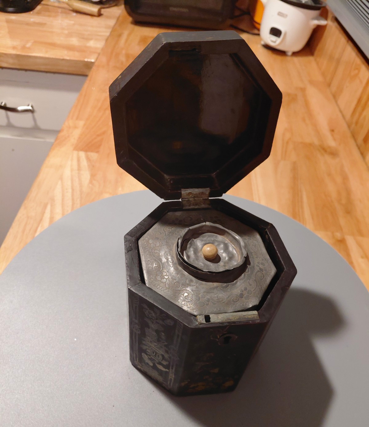 Vintage Octagon Wood & Metal Chinese Tea Caddy With Laquer And Oriental Design Vintage Octagon Wood & Metal Chinese Tea Caddy With Laquer And Oriental Design