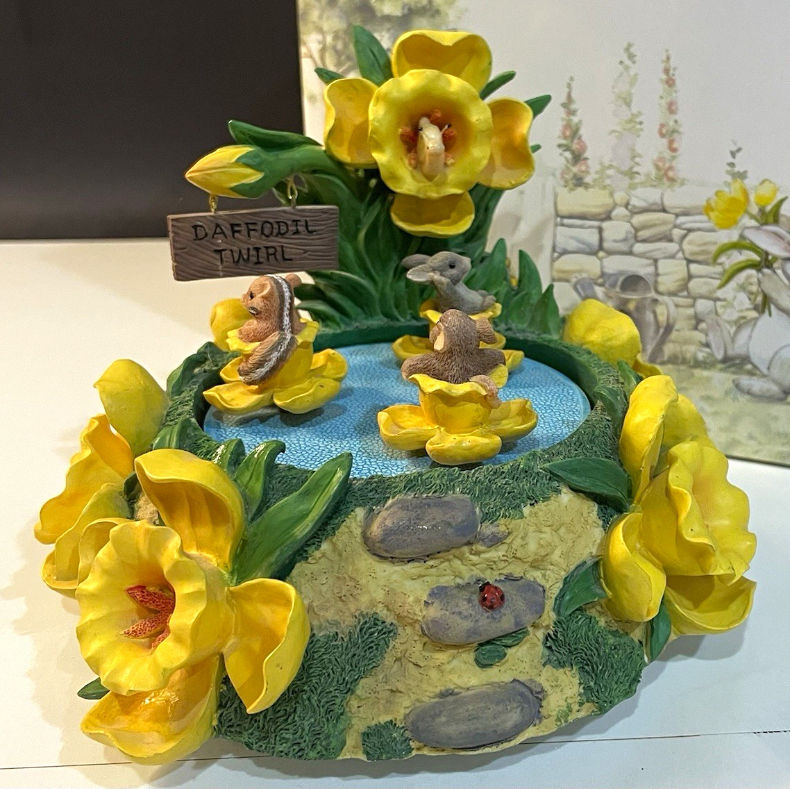 Charming Tails DAFFODIL TWIRL Music Box Vintage 1998 Fitz Floyd MINT w/ BOX 80/4 Charming Tails DAFFODIL TWIRL Music Box Vintage 1998 Fitz Floyd MINT w/ BOX 80/4