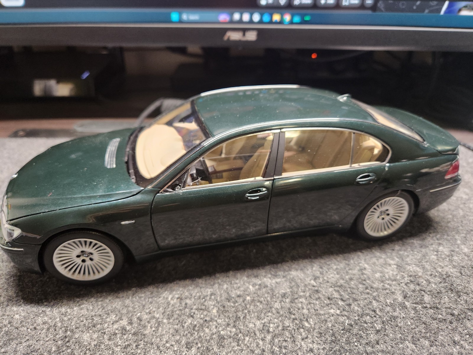 1/18 Kyosho BMW 7 Series Diecast Model BROKEN MIRROR 1/18 Kyosho BMW 7 Series Diecast Model BROKEN MIRROR