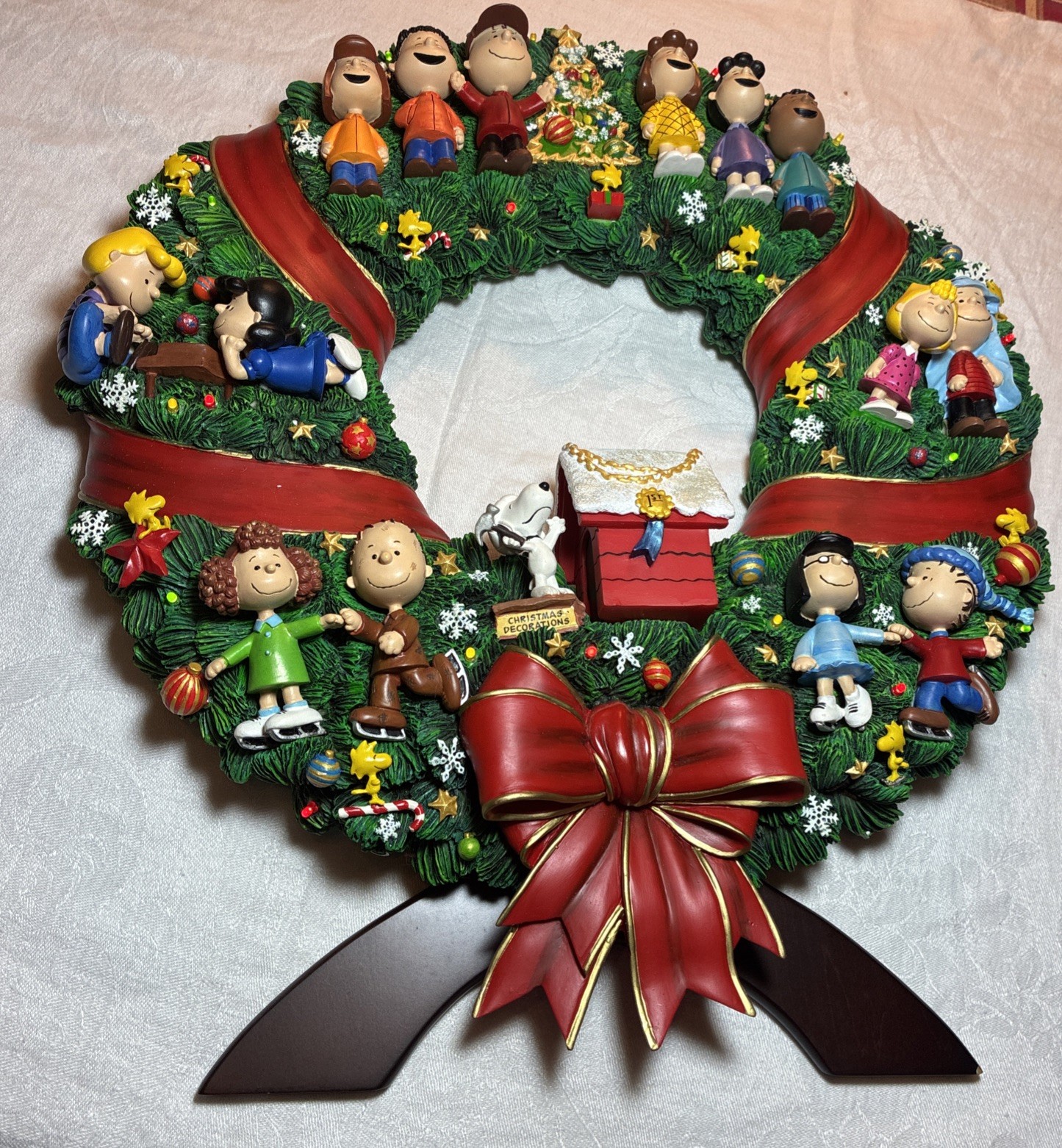 The Danbury Mint Peanuts Lighted Holiday Wreath The Danbury Mint Peanuts Lighted Holiday Wreath