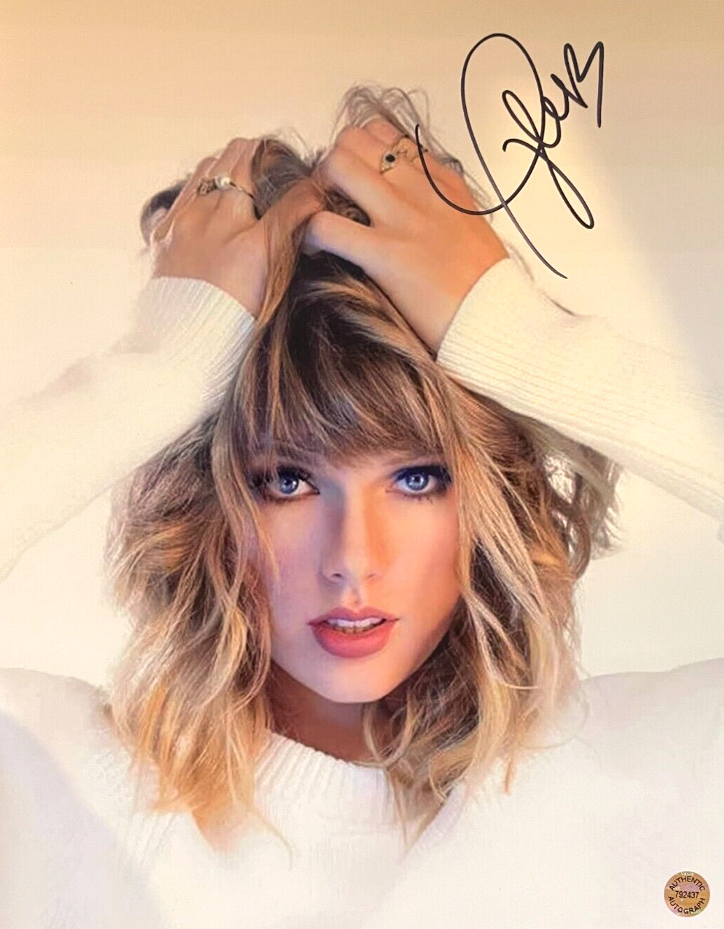 TAYLOR SWIFT Hand-Signed 8x10\