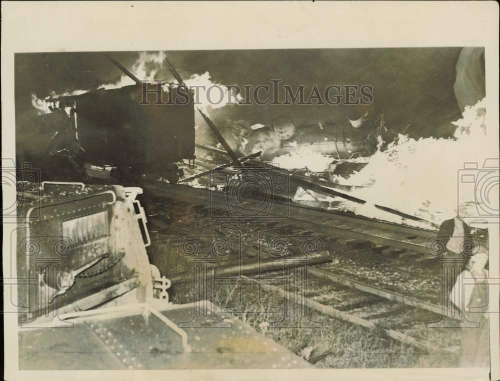 1937 Press Photo Wabash Railroad passenger train derails at Catlin, Illinois 1937 Press Photo Wabash Railroad passenger train derails at Catlin, Illinois